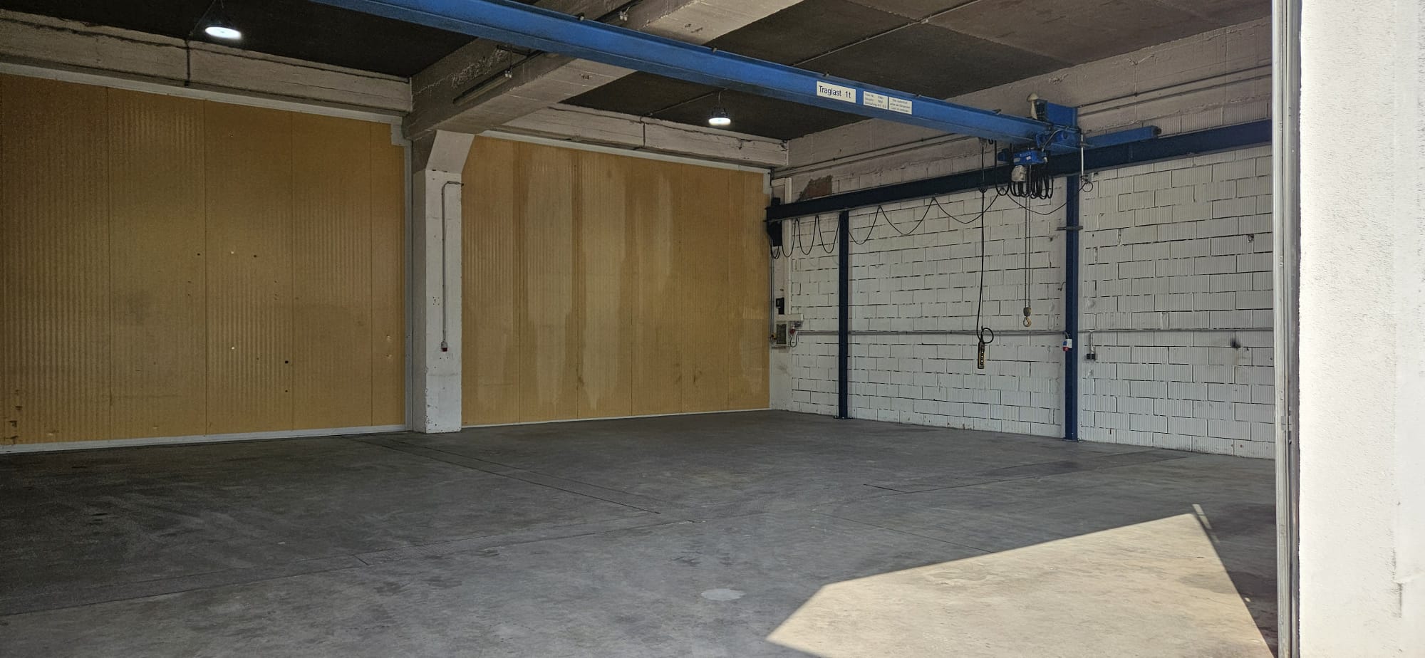 Werkstatthalle mit Hallenkran